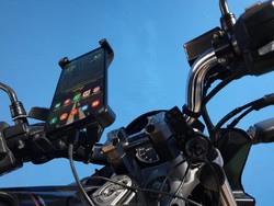 Sering Ngecas Handphone di Motor, Aki Bisa Tekor?