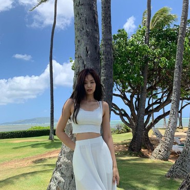 Pakai Stocking Jaring Biru nan Seksi, Jennie BLACKPINK Banjir Pujian