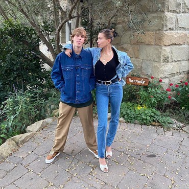 Foto Mesra Justin Bieber & Hailey Baldwin di Atas Ranjang