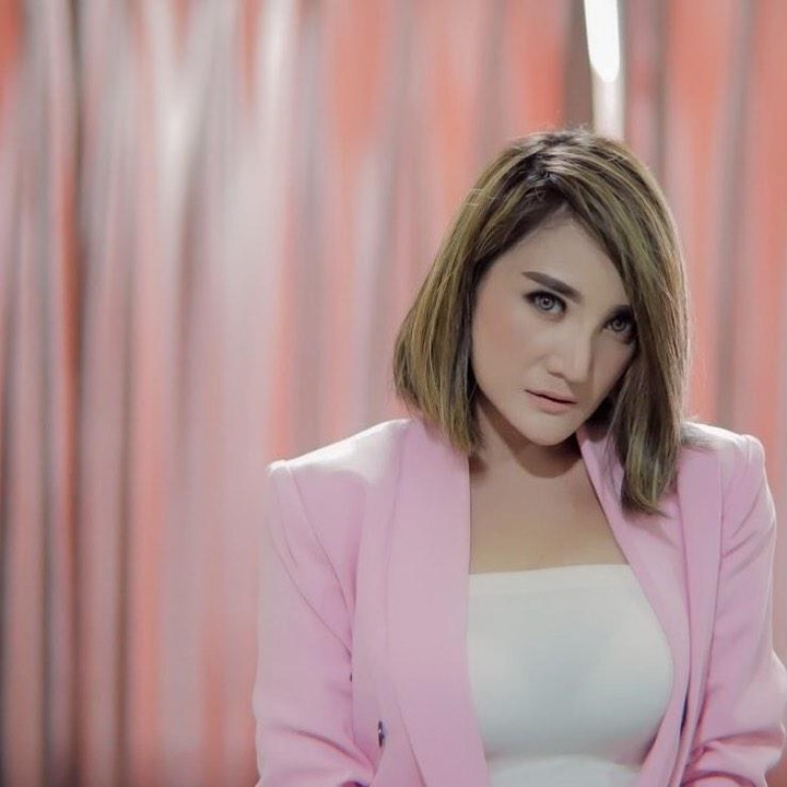 <p>Sejak dulu, Kiki Amalia memang dikenal dengan wajah dan penampilannya yang seksi. (Foto: Instagram @kikiamaliaworld)</p>