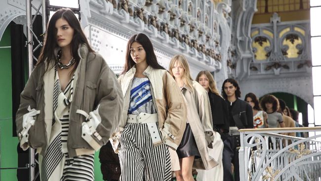 Pada koleksinya kali ini, Louis Vuitton berangkat dari kebebasan berekspresi dalam hal pakaian yang banyak diterapkan oleh orang-orang nonbiner.