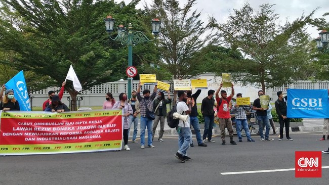 Mahasiswa di Yogyakarta demonstrasi di depan kantor Gubernur DI Yogyakarta selaku perwakilan pemerintah pusat di daerah.