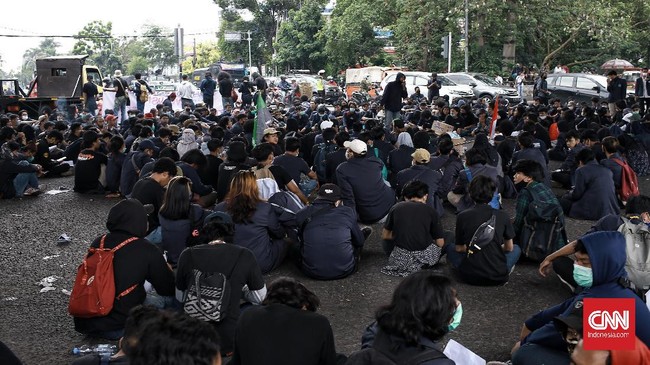 FOTO: Demo Mahasiswa Tolak UU Ciptaker di Pasar Rebo