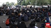 FOTO: Demo Mahasiswa Tolak UU Ciptaker di Pasar Rebo Ratusan mahasiswa turun ke jalan menolak UU Cipta Kerja dengan mengelar demonstrasi di bawah flyover Pasar Rebo, Jakarta. Rabu (7/10)