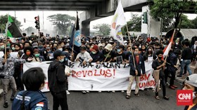 Ratusan Mahasiswa Demo Tolak Omnibus Law di Pasar Rebo