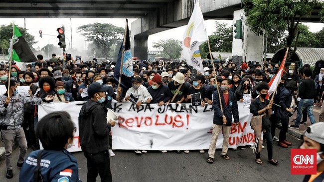 Lalu lintas Pasar Rebo, Rabu (7/10) siang, sempat tersendat sebelum ratusan mahasiswa membubarkan diri usai berdemo tolak Omnibus Law Cipta Kerja.