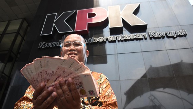 Uang itu diperoleh Koordinator MAKI Boyamin Saiman dari beberapa orang yang diperkirakan terkait dengan perkara Djoko Tjandra.
