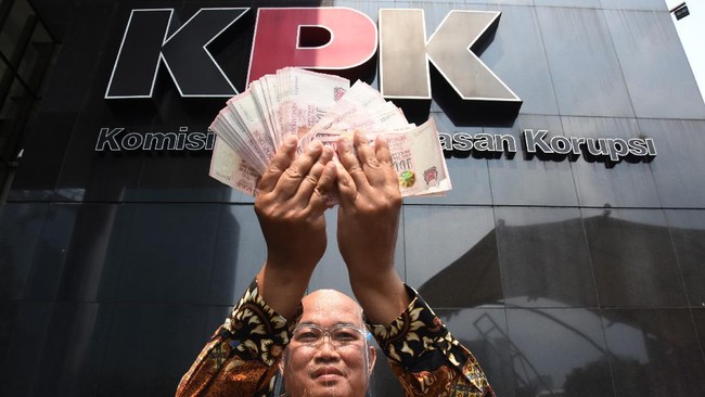 Koordinator MAKI mendatangi KPK menagih agar dugaan King Maker kasus Djoko Tjandra diusut lembaga tersebut, ia pun memberikan profil yang lebih lengkap.