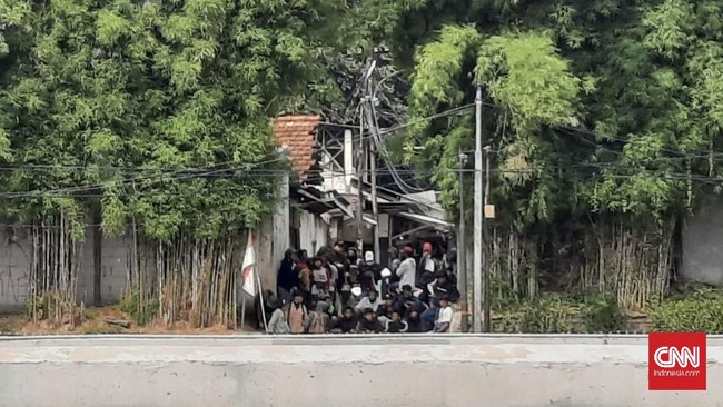 Polisi mencegat 20 pelajar STM saat hendak mengikuti aksi demonstrasi di depan Gedung DPR RI, Jakarta Pusat, Senin (11/4).