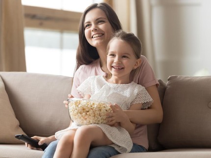 4 Tips agar Nonton Film Bareng Anak di Rumah Lebih Bermanfaat