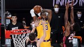 FOTO: Lakers Selangkah Lagi Juara NBA Los Angeles Lakers selangkah lagi juara NBA 2020 setelah memimpin 3-1 atas Miami Heat. Berikut foto pilihan laga game keempat.