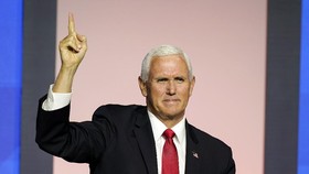 Wapres AS Mike Pence dan Istri Divaksin Corona Jumat