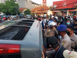 Polisi Amankan Sejumlah Pelaku Perusakan Mobil Tahanan di Pejompongan