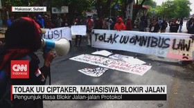 VIDEO: Tolak UU Ciptaker, Mahasiswa Blokir Jalan
