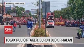 VIDEO: Tolak RUU Ciptaker, Buruh di Karawang Blokir Jalan