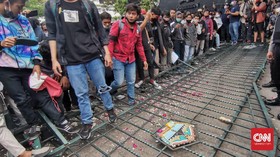 Massa Jebol Pagar Kantor Ganjar Pranowo, Polisi Terluka