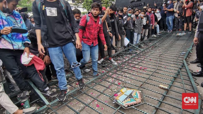 Seorang anggota polisi dilarikan ke rumah sakit akibat terluka usai massa dari kalangan buruh dan mahasiswa menjebol pagar kompleks perkantoran Pemprov Jateng.