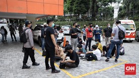 Polisi Adang dan Tangkap Pelajar Tolak Omnibus Law di DPR