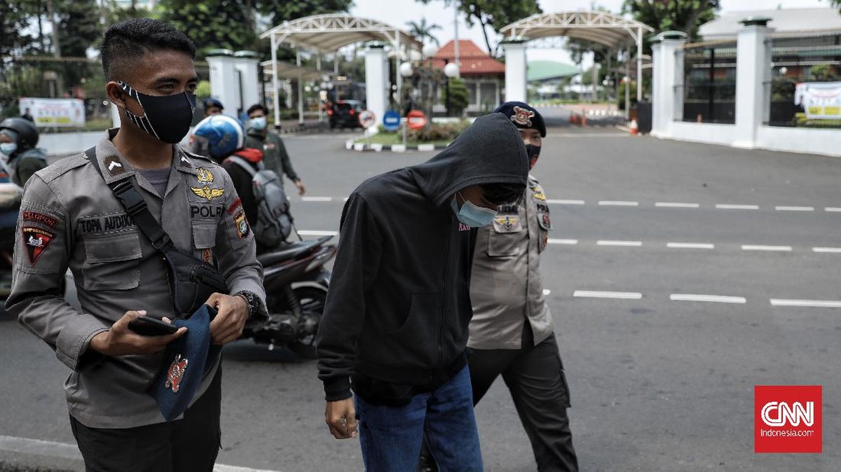 FOTO: Massa Demo Omnibus Law di DPR Dihalau Polisi