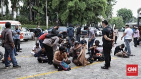 FOTO: Massa Demo Omnibus Law di DPR Dihalau Polisi