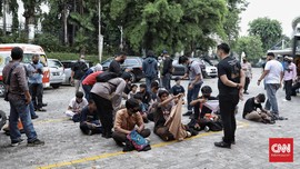 FOTO: Massa Demo Omnibus Law di DPR Dihalau Polisi