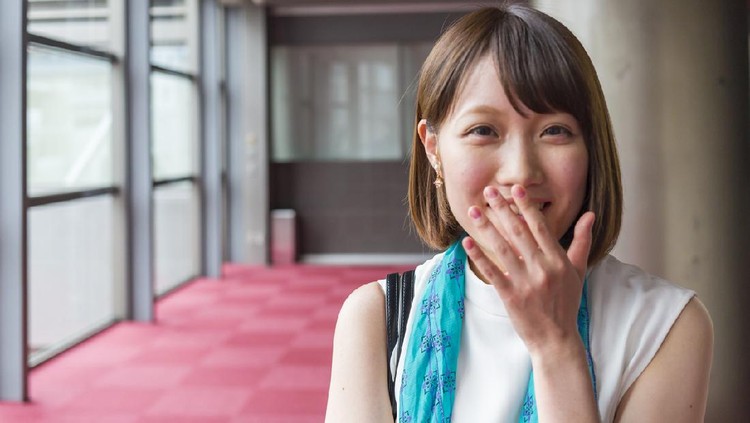 Perempuan Jepang Menutup Mulut Saat Tertawa, Kenapa Ya? Portrait of a young Japanese business woman in a corporate office building in Kyoto Japan
