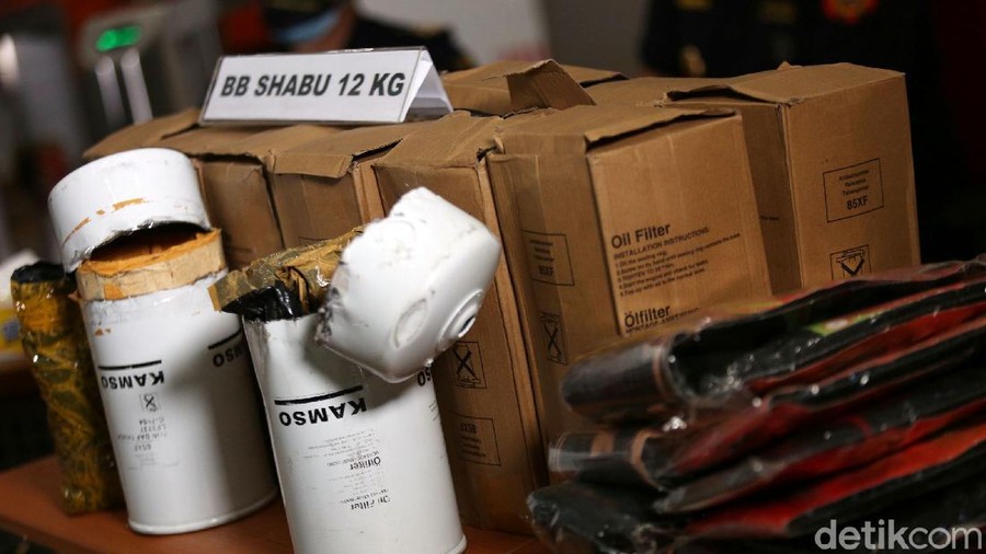 Bareskrim Polri ungkap kasus peredaran gelap sabu yang dilakukan dua sindikat narkoba internasional. Sebanyak 40 kg sabu pun turut diamankan polisi.