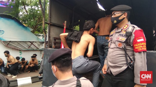 Polda Sumsel menyebut 7 anggota anarko datang dari Jakarta hanya untuk memprovokasi hingga terjadi kericuhan saat demo Omnibus Law.
