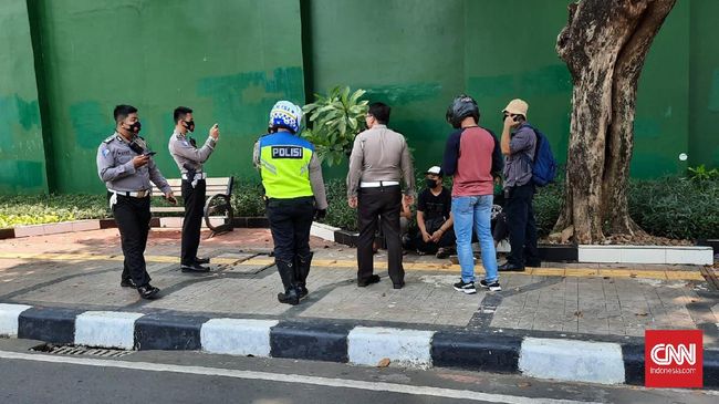 Aparat kepolisian menangkap belasan orang yang mereka klaim kelompok anarko di Semanggi, Jakarta Pusat.