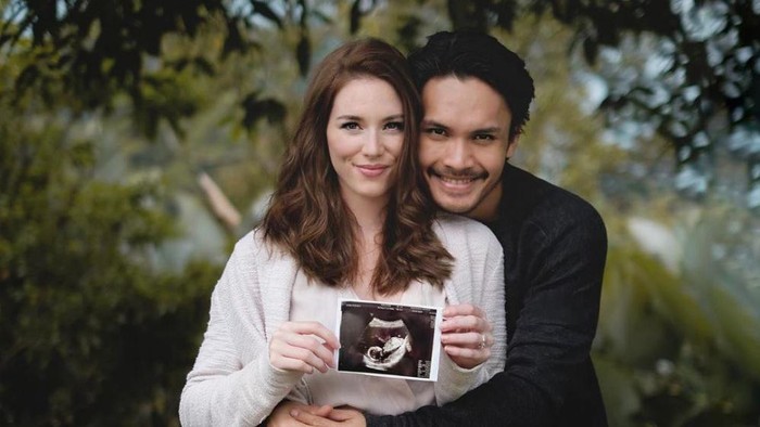 Randy Pangalila bersama sang istri