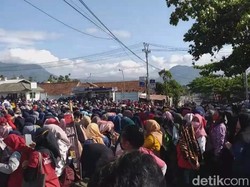 Demo Omnibus Law, Ribuan Buruh Garut Blokir Jalur Menuju Bandung