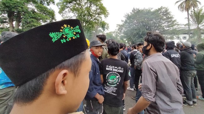 Salah seorang santri, Fahmi (15) mengaku datang dari Cimahi ke DPRD Jabar dengan berjalan kaki, bergabung bersama buruh dan mahasiswa untuk berunjuk rasa.