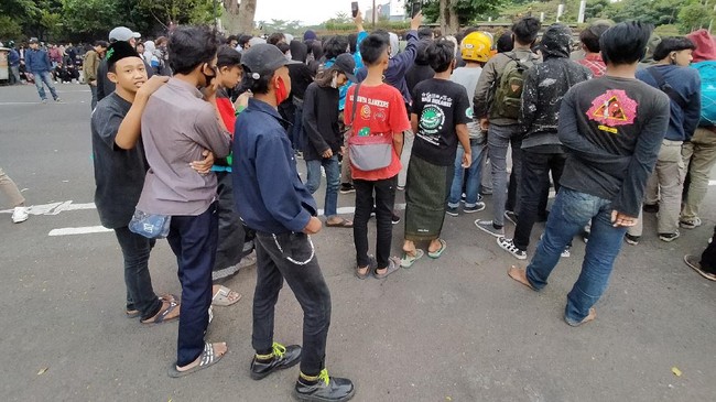 Netizen kembali mengeluarkan reaksi beragam terkait Undang-Undang Cipta Kerja.
