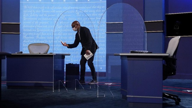 Ahli memperingatkan bahwa penggunaan pleksiglas dalam debat cawapres AS tidak akan menghentikan penyebaran virus corona.