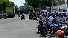 VIDEO: Tolak UU Ciptaker, Mogok Kerja di Bekasi Berlanjut