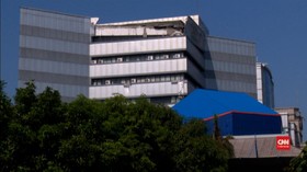 VIDEO: Gedung LSF Roboh, 1 Mobil Rusak