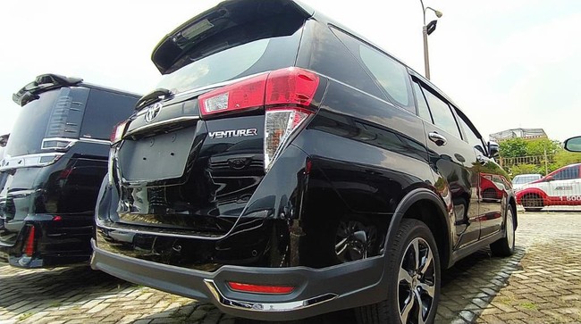 Viral Pencurian Ban Mobil Innova Saat Parkir di Bandara Ngurah Rai Satu ban dicuri dari Toyota Innova ketika parkir di Bandara Internasional I Gusti Ngurah Rai Bali