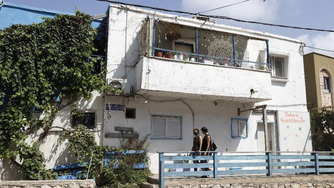 Awalnya Jisr al-Zarqa ialah daerah miskin. Setelah Juha's Guesthouse ramai dikunjungi turis, warga Arab dan Yahudi di sana mulai mendapat penghasilan.