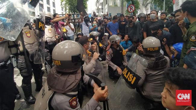 Polisi mengamankan lebih dari seratus orang dalam aksi unjuk rasa penolakan Omnibus Law di DPRD Sumatera Utara, Kamis (8/10), tiga di antaranya reaktif.
