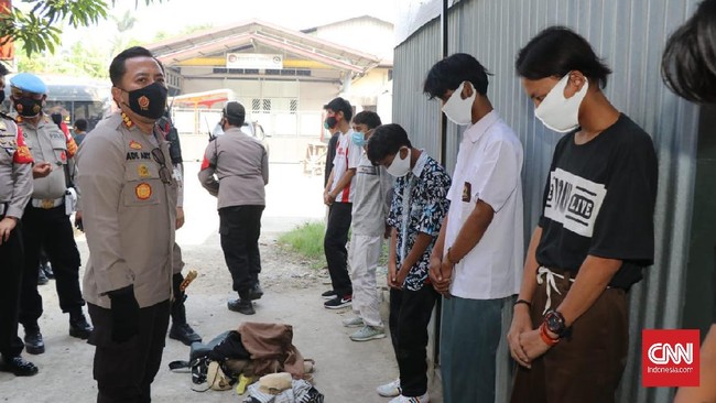 Kemendikbud meminta disdik dan sekolah mengendalikan siswa agar tidak mengikuti demonstrasi tolak UU Cipta Kerja.