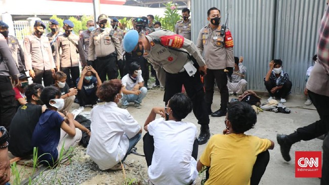 Sedikitnya 15 orang pelajar diamankan di Stasiun Bogor karena kedapatan ingin ikut demo menolak Omnibus Law di Jakarta.