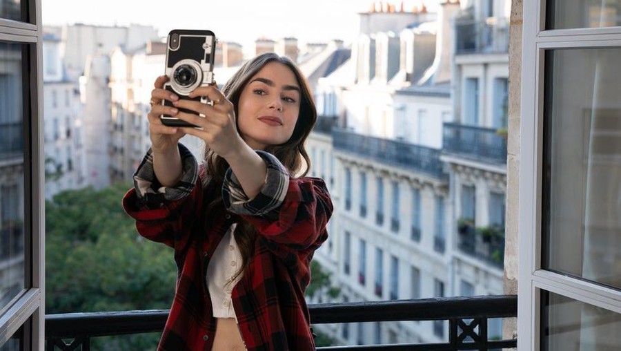 Adegan dalam Emily In Paris