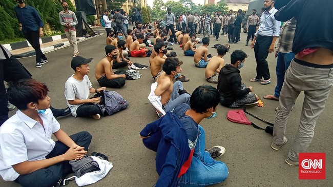 Polisi menangkap puluhan pelajar SMA di Banten yang akan ke Jakarta untuk mengikuti demo Omnibus Law UU Ciptaker.