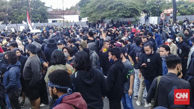 Seorang mahasiswa UGM diminta mengaku sebagai provokator karena percakapannya di WA dianggap memprovokasi demo.