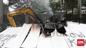 FOTO: Sisa-sisa Perusakan Usai Demo Omnibus Law di Jakarta