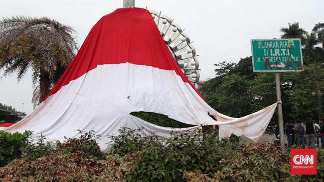 FOTO: Sisa-sisa Perusakan Usai Demo Omnibus Law di Jakarta