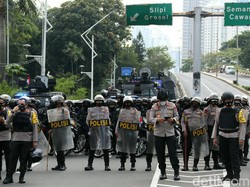 Bentrok dengan Aparat, Pendemo Jebol Penyekatan di Daan Mogot Tangerang