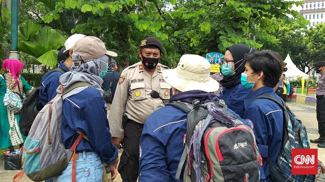Mahasiswa yang ingin berunjuk rasa menolak Omnibus Law UU Cipta Kerja sudah berada di Monas tepatnya di seberang patung Arjuna Wiwaha.