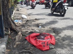 Massa Buruh dan Mahasiswa di Surabaya Copoti Bendera PDIP