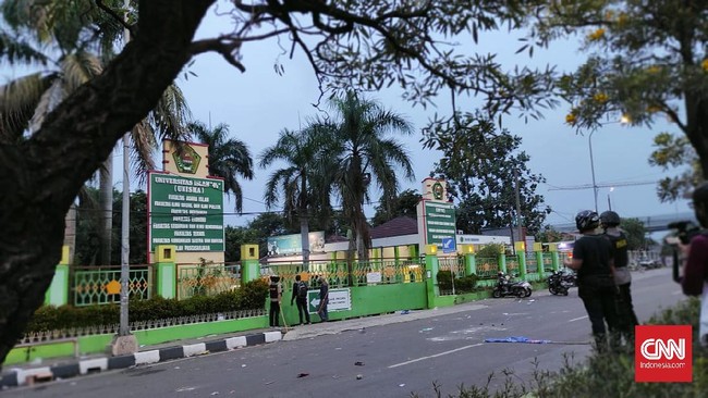 Aksi massa aksi, termasuk mahasiswa, menolak omnibus law UU Ciptaker di Kota Bekasi, Jawa Barat berlangsung sejak pagi hingga matahari terbenam.